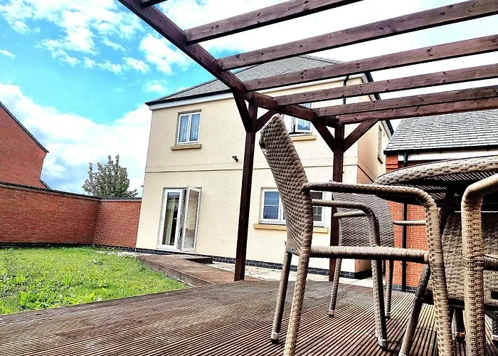Detached House With Free Parking Long Stay Discounts