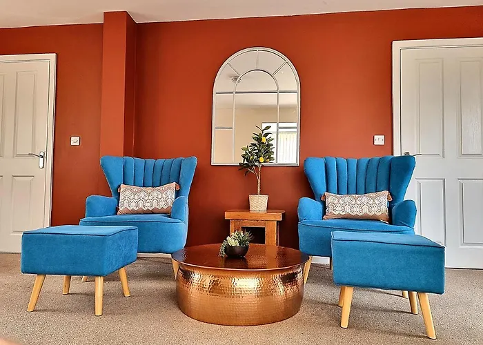 Detached House With Free Parking Long Stay Discounts