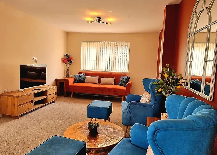 Detached House With Free Parking Long Stay Discounts