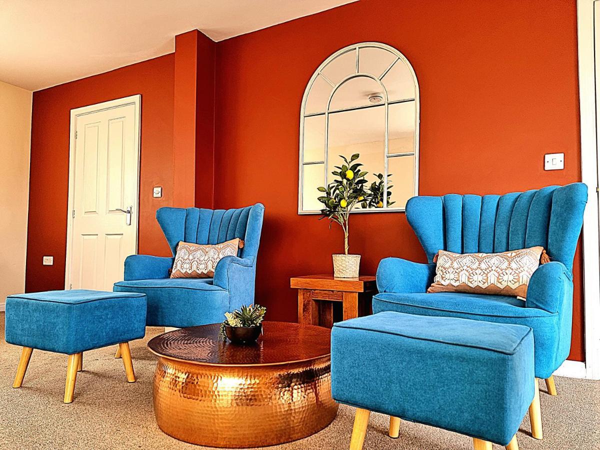 Holiday home Detached House With Free Parking Long Discounts *