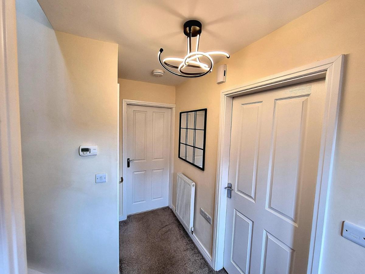 Detached House With Free Parking Long Discounts